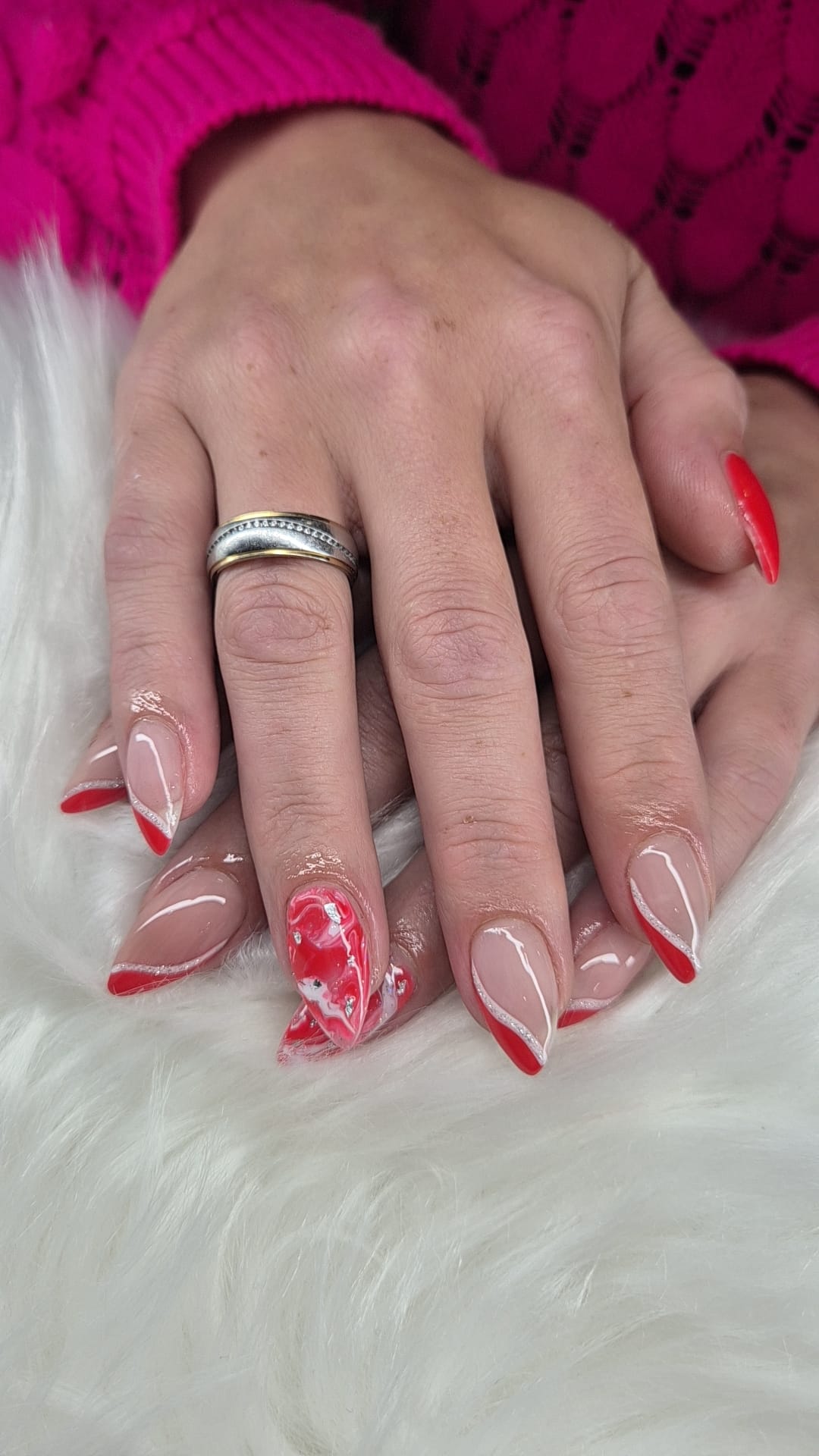 Nude nagels met rode lijntjes en rode nail art op een witte vacht