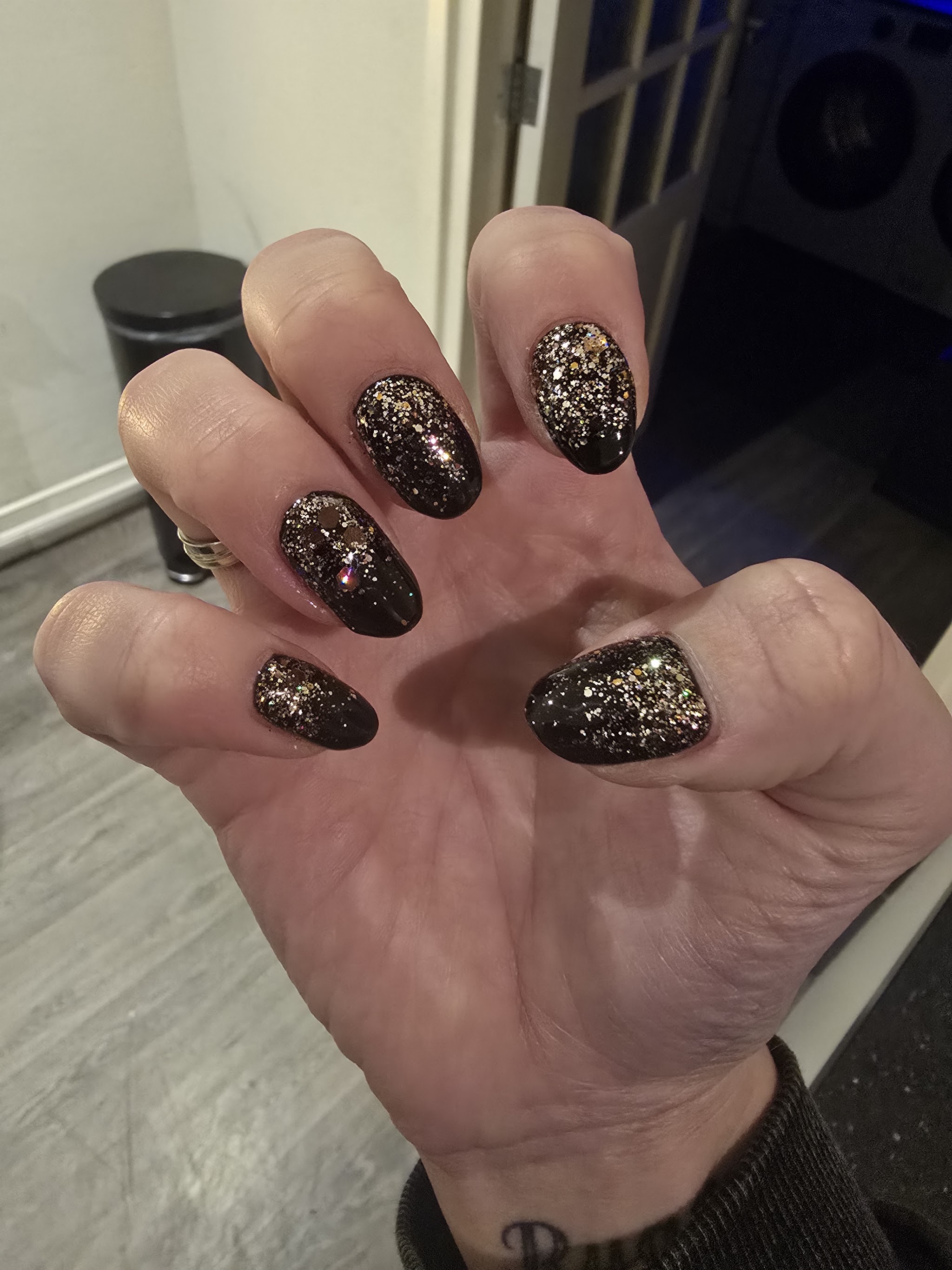 Donkere amandelvormige nagels met glitter, foto van Lieke van 't End