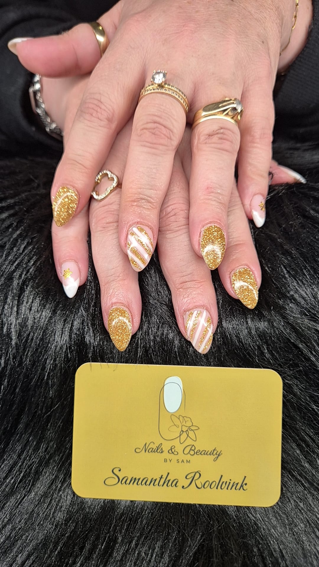 Nagels met goudglitter en French tips naast het visitekaartje van Nails & Beauty by Sam, foto van T.M. Bolhaar